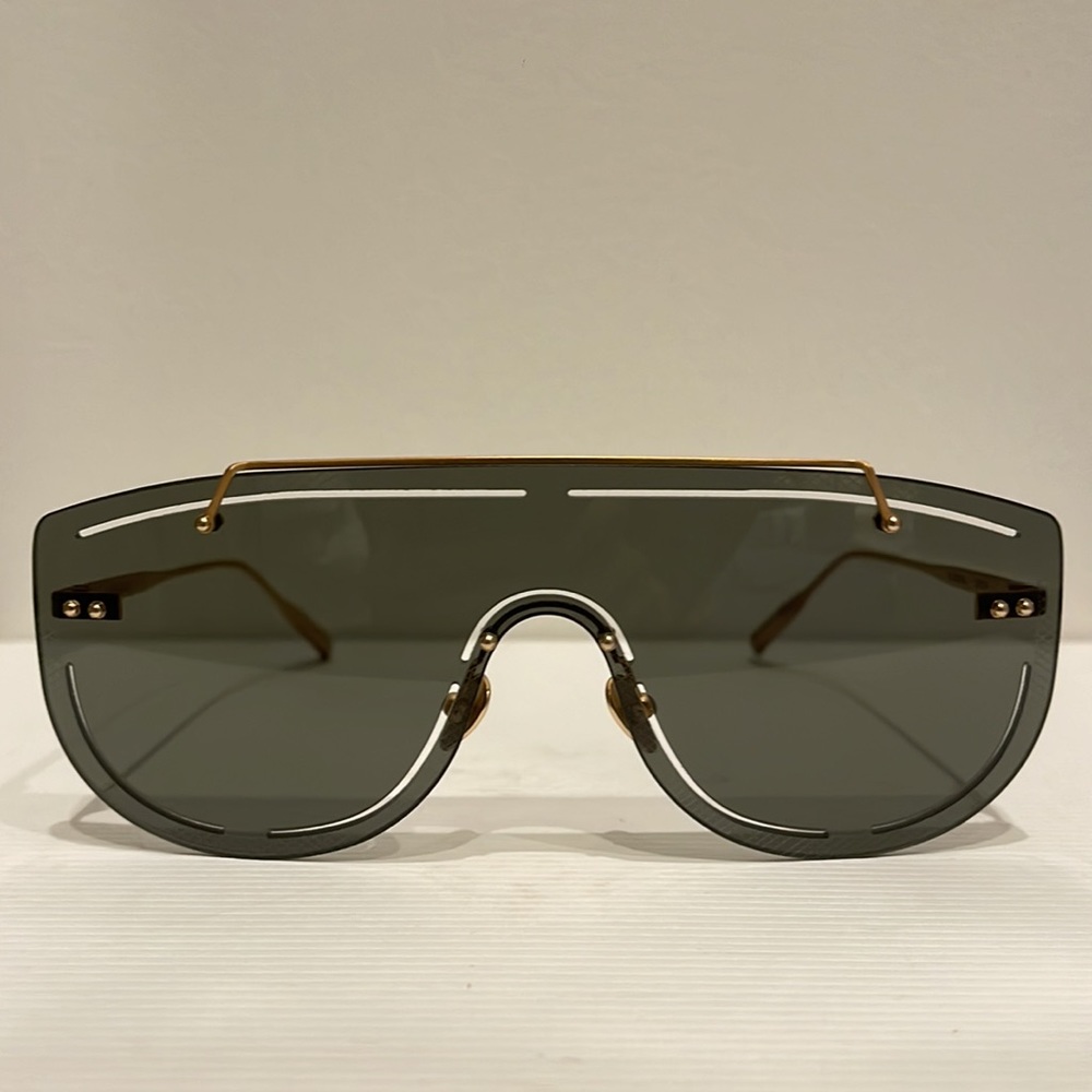LIKE NEW. AMAVII JANE FRANCES SUNGLASSES AVIATOR SUNGLASSES 18K Gold